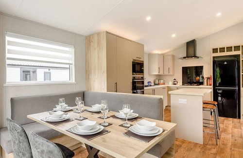 Mablethorpe Ski Chalet | Newly Opened Lodge: Family-Friendly with Spa & Hot Tub