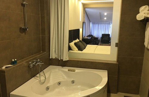Tyre Hotel | Delightful Platinum Hotel: Family-Friendly with Pool & Spa