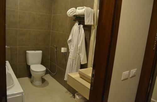 Tyre Hotel | Delightful Platinum Hotel: Family-Friendly with Pool & Spa