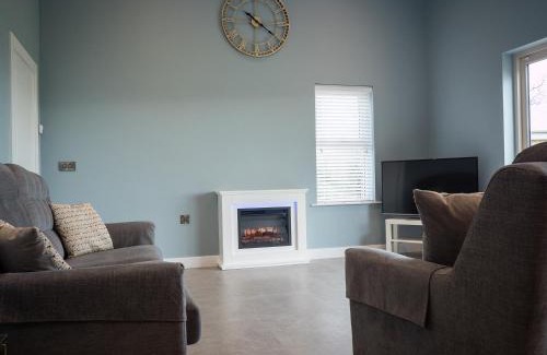 Enniskillen Ski Chalet | Premier Platinum Lakeside Lodge with Hot Tub & Accessibility