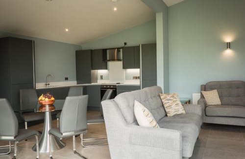 Enniskillen Ski Chalet | Premier Platinum Lakeside Lodge with Hot Tub & Accessibility