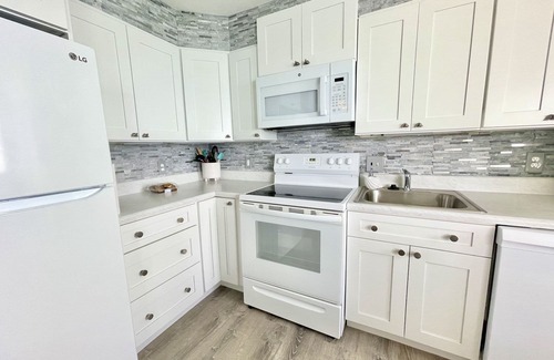 Bolongo Bay Condo | Modern Romantic Getaway with Ocean View & Pool Access
