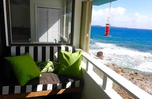 Bolongo Bay Condo | Modern Romantic Getaway with Ocean View & Pool Access