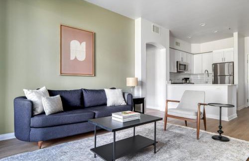 Playa Del Rey Apartment | Comfortable Playa Del Rey 2BR with Pool & Gym Amenities