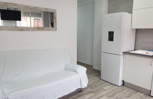 El Cabanyal House | Relax at Playa Valencia Apartment, Steps from the Beach