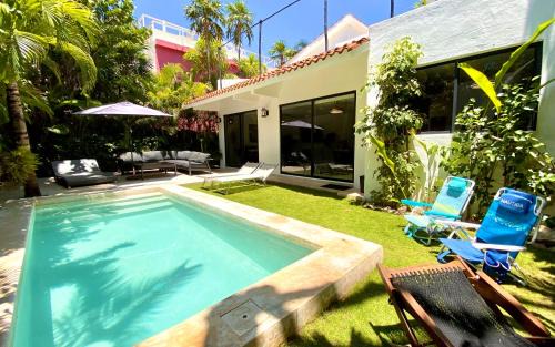 Playacar Beach Villa | Oceanfront Villa Almendra Playacar: Pet Friendly Retreat