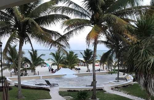 Puerto Morelos Condo | Beachfront PlayaSol Condo with Pool & Steps to the Sand