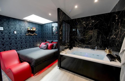 Aubie-et-Espessas Hotel | Unique Getaway at Playroom et Nuit Insolite with Spa