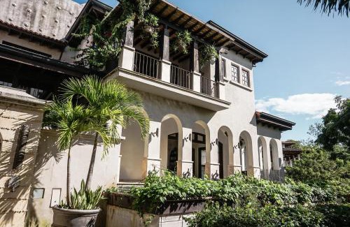 Las Catalinas Apartment | Discover Plaza Carlota 22: Family-Friendly Retreat