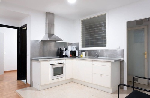 La Ribera Apartment | Plaza Urquinaona: Central 3BD with Wheelchair Access & Spa