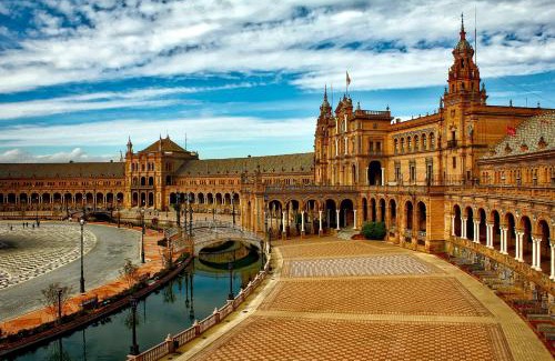 Huerta de la Salud Apartment | Experience Plaza de España: Relaxation & Family Fun Await