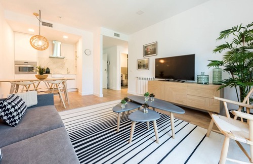 Moncloa - Arguelles Apartment | Experience the Plaza de España Skyline with Spa & Breakfast