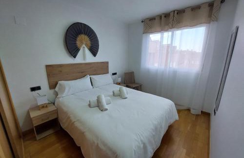 Linares Apartment | Cozy Apartment in Plaza del Ayuntamiento with Parking