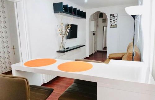El Poble-sec Apartment | Plaza España - Cómodo y luminoso con balcón y wifi