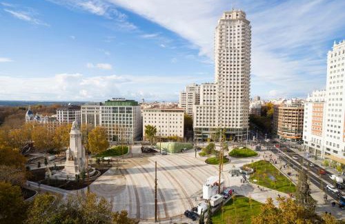 Moncloa - Arguelles Apartment | Plaza España: Breathtaking Views with Spa & Family Options
