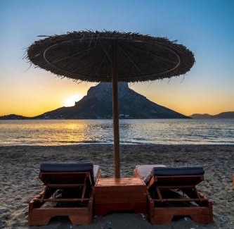 Mirties Hotel | Relax at Plaza Hotel: Oceanfront Pool & Spa Retreat