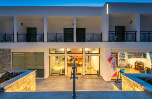 Mirties Hotel | Relax at Plaza Hotel: Oceanfront Pool & Spa Retreat