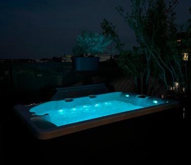 Peschiera del Garda House | Escape to Plaza Lago di Garda: Oceanfront Bliss Awaiting