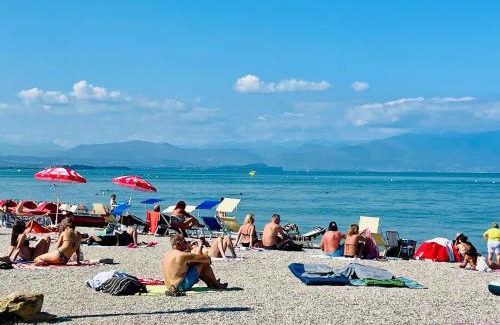 Peschiera del Garda House | Escape to Plaza Lago di Garda: Oceanfront Bliss Awaiting