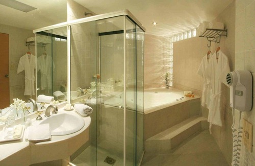 Centro Hotel | Experience Comfort at Plaza Real Suites Hotel with Pool & Spa