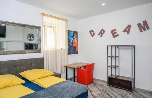 Enns House | Family-Friendly Retreat at Plaza Cafe & Bar