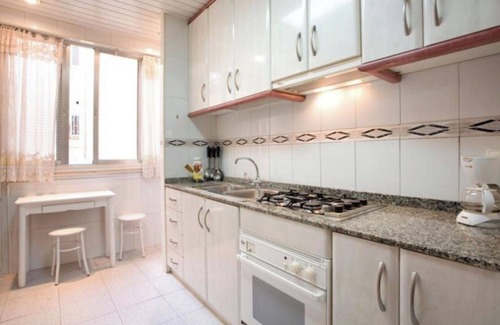 Esquerra de l'Eixample Apartment | Comfortable Plaza Universitat Apartment with Spa & Kitchen