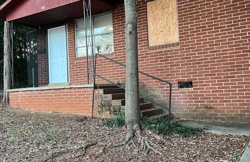 Macon House | Pleasant 2-bedroom house with AC in Macon. Only 2 blocks from piedmont hospital.