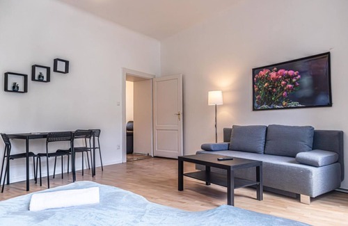 Meidling Apartment | Cozy 2BR Apartment: Steps to U6 Station am Schöpfwerk