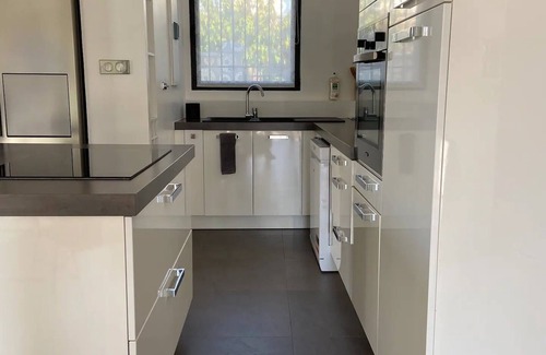 Morieres-les-Avignon Apartment | Pleasant apartment close to all amenities