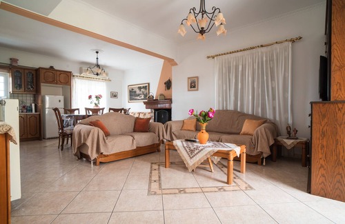 Paleros House | Welcoming Oceanfront Retreat with Pool and Breakfast