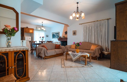 Paleros House | Welcoming Oceanfront Retreat with Pool and Breakfast