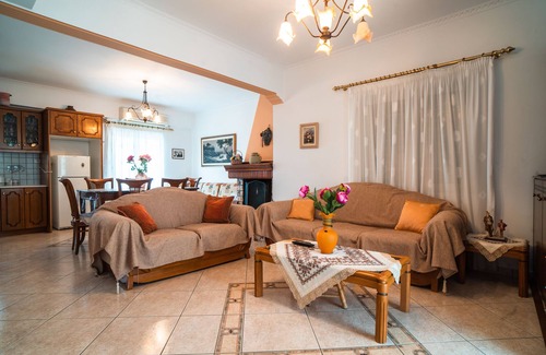 Paleros House | Welcoming Oceanfront Retreat with Pool and Breakfast