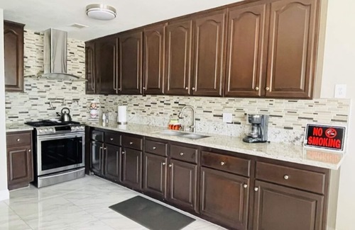 Paradise House | Serene Retreat Near the Strip - Highly Rated by Guests