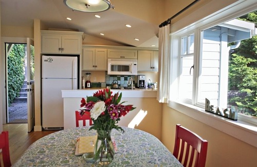 Bainbridge Island Cottage | Relaxing Beach Cottages: Top-Rated Oceanfront Getaway