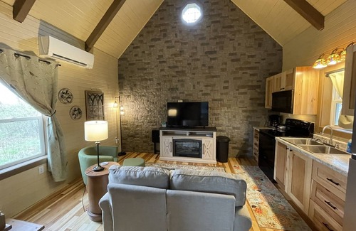 Lyons Cottage | Guest Rated: 9.2 at Pleasant Grove Farm LLC - Pet Friendly Stay