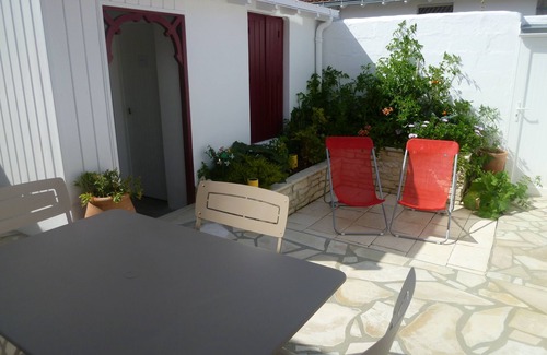 Quartier du Casino House | Ideal Beachside Retreat with Ocean Views and Spa Amenities