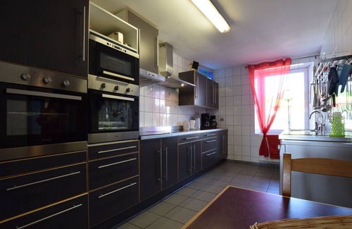 Courtil House | Pleasant Holiday Home with Sauna and Jacuzzi in Courtil