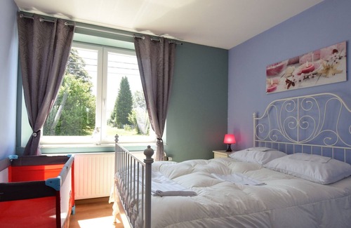 Courtil House | Pleasant Holiday Home with Sauna and Jacuzzi in Courtil