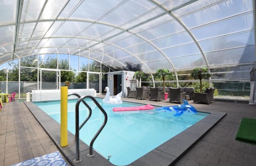 Courtil House | Inviting Holiday Home with Sauna and Hot Tub in Courtil
