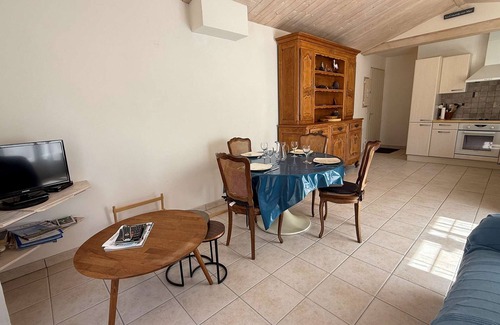 La Couarde-sur-Mer House | Delightful Beachside Retreat with Garden and Ocean Views