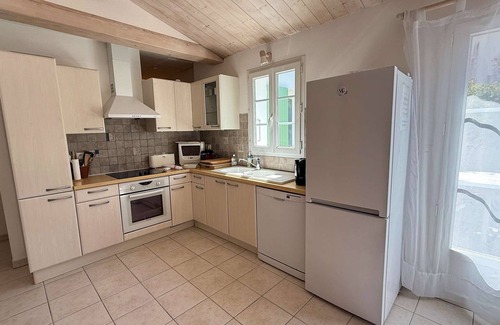 La Couarde-sur-Mer House | Delightful Beachside Retreat with Garden and Ocean Views