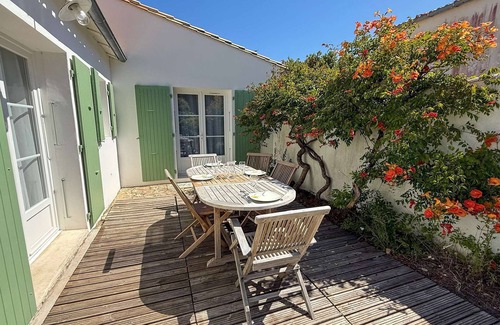 La Couarde-sur-Mer House | Delightful Beachside Retreat with Garden and Ocean Views
