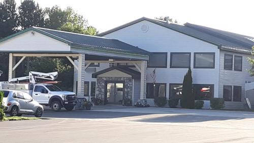 Newberry Hotel | Inviting Moose Lodge: Pet-Friendly Stay with Breakfast Included