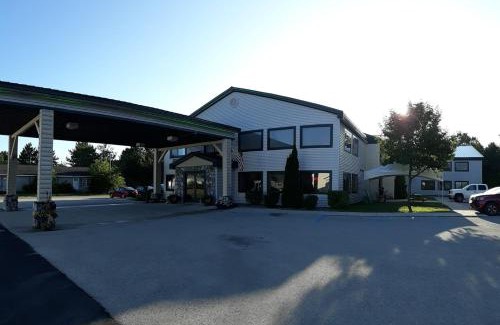 Newberry Hotel | Inviting Moose Lodge: Pet-Friendly Stay with Breakfast Included