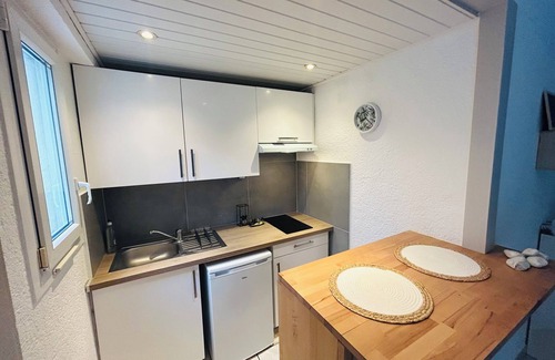 Le Port Apartment | Pleasant near the sea private parking air conditioning wifi 2 to 4p