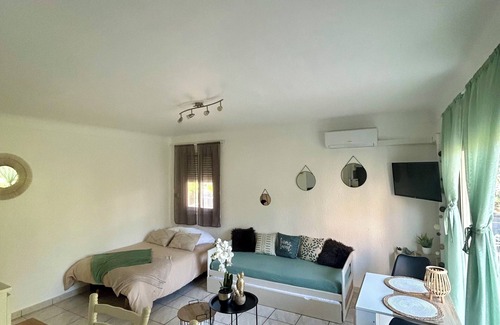 Le Port Apartment | Pleasant near the sea private parking air conditioning wifi 2 to 4p