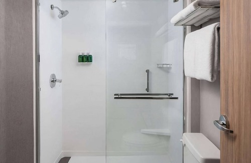 Bee Cave Resort | Enjoy a Convenient Stay Near Lake Pointe Park with Pool Access