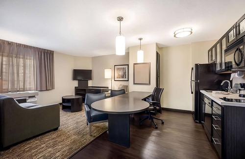 Waukegan House | Comfortable Stay with Full Kitchen and Pet-Friendly Options