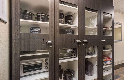 Waukegan House | Comfortable Stay with Full Kitchen and Pet-Friendly Options