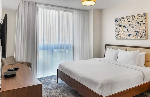 Doral Hotel | Comfortable Stay with Pool and City Views!